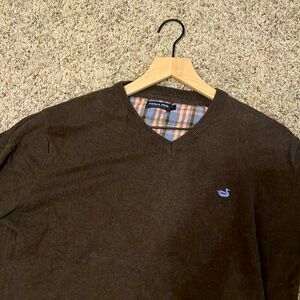 Southern Marsh men’s medium v-neck sweater